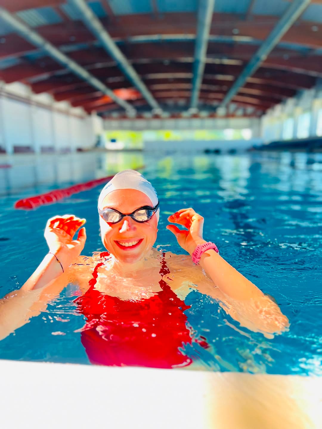 Raluca Sandu zâmbind în apă, în bazinul olimpic Arena Aquasport